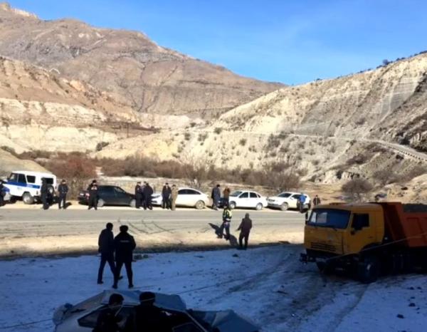 В Дагестане в ДТП легковушки и грузовика погиб 33-летний мужчина
